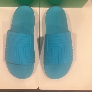 Brand new bottega venata slides with box